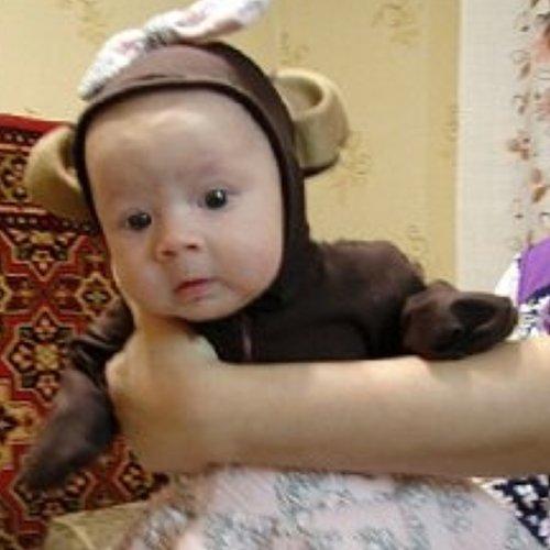 Юля в костюме обезьянки.