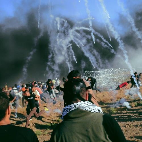 The moment when tear gas was fired towards Palestinian demonstrators in the marches to return and break the siege.