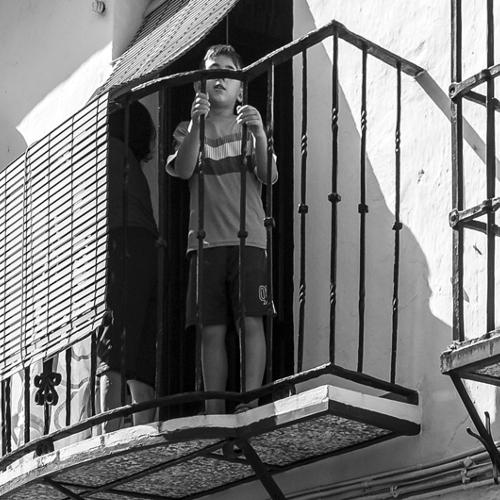 Niño en el balcón