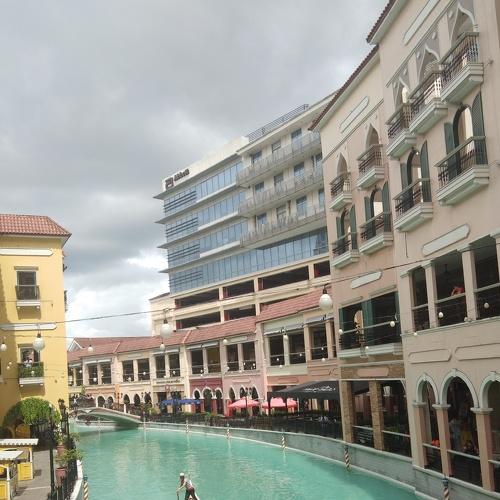 Strolling along the Venice Grand Canal Mall