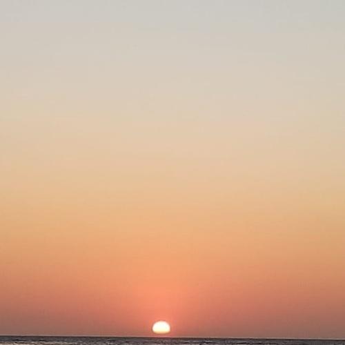 Un atardecer en el mar