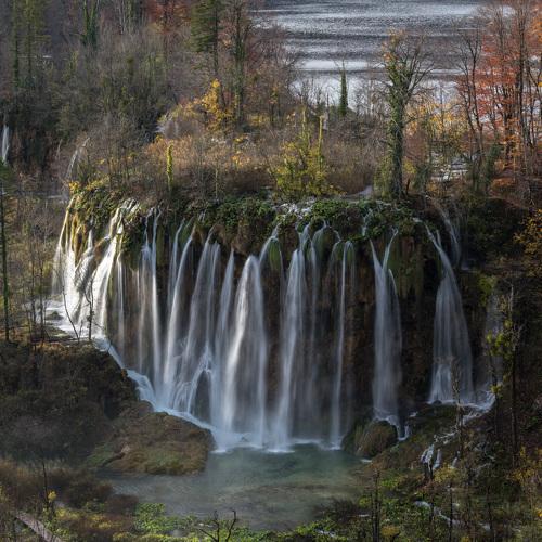 Осенний водопад