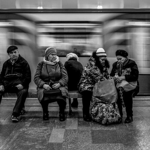 В метро