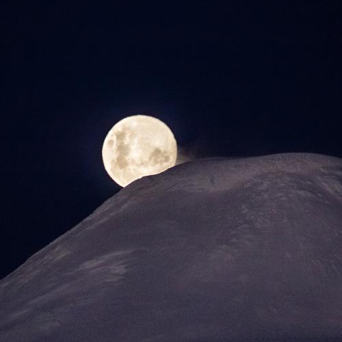 Salida de la luna llena en el Volcán Osorno