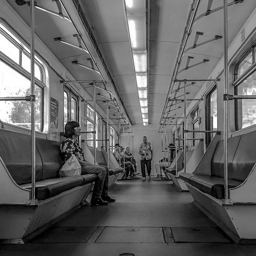 В метро