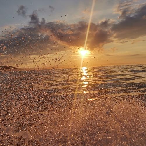 Amanecer en el mar