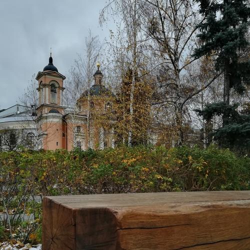 Скамейка в парке Зарядье. Москва.