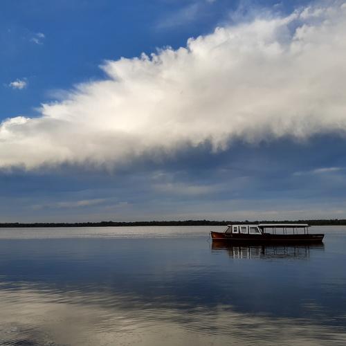 Abandonado en un río manso
