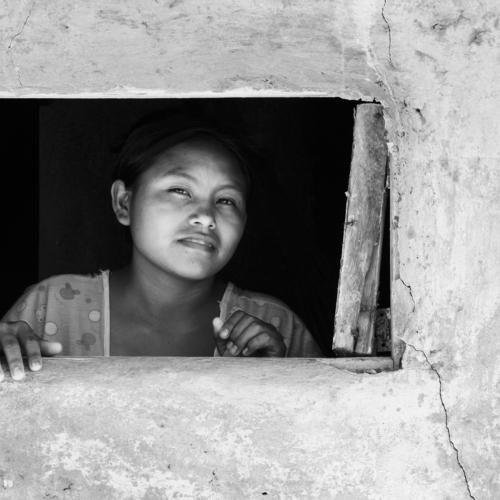 Mujer joven Wayúu en la ventana.