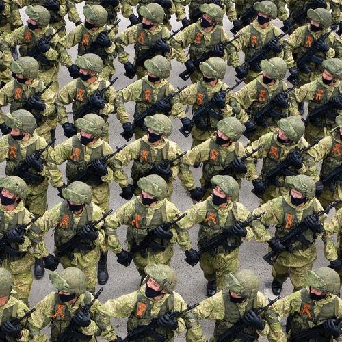 В парадном строю все в масках