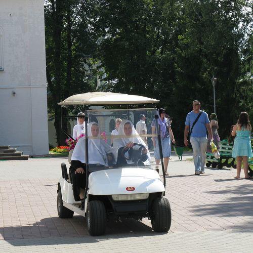 Едут на службу