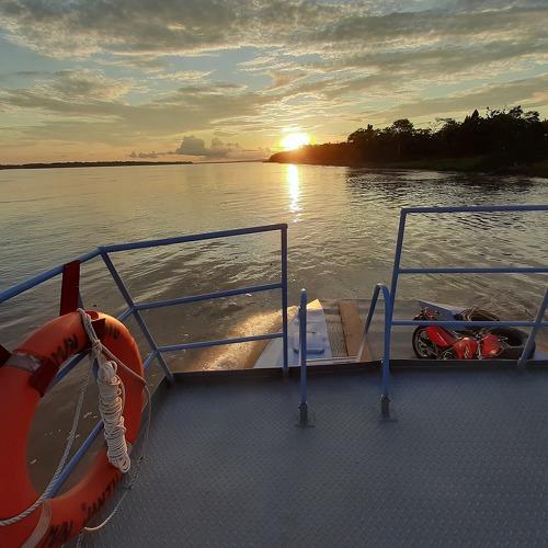Un atardecer en el río Amazonas
