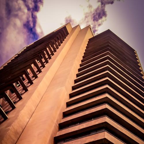 EDIFICIO EN CONTRAPICADO / BUILDING IN LOW ANGLE