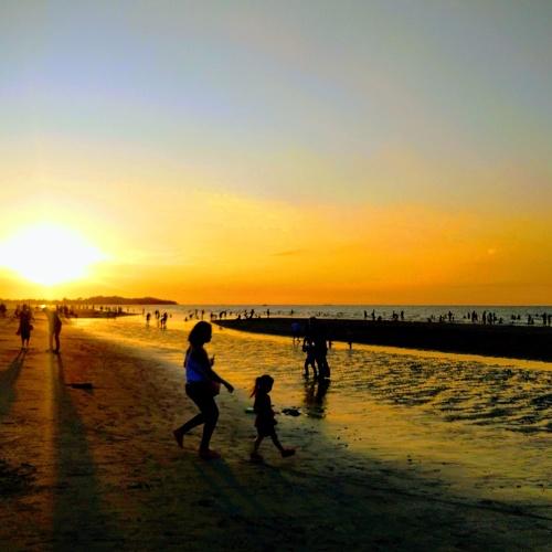 Silhouettes ina Golden Sunset