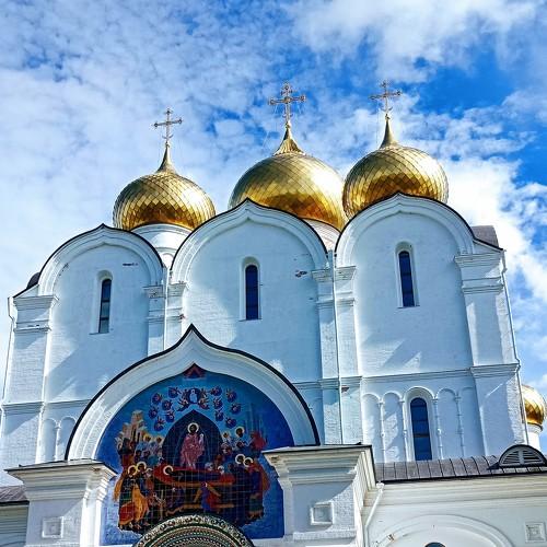 Под небом голубым....