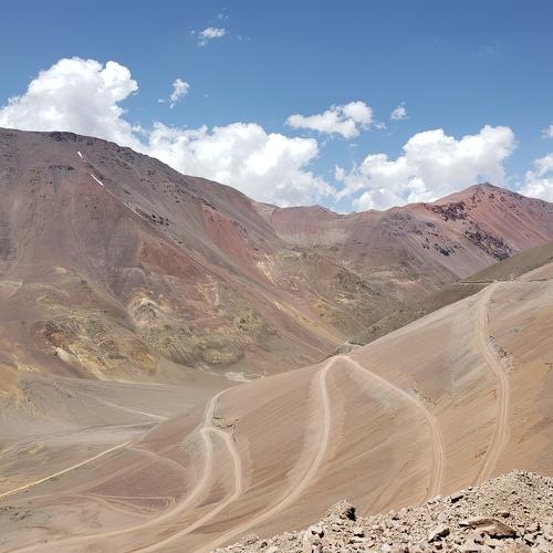 Piedra y camino