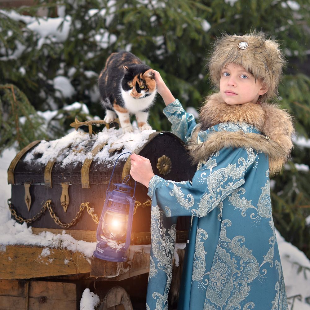 Ребенок и кот зимним вечером