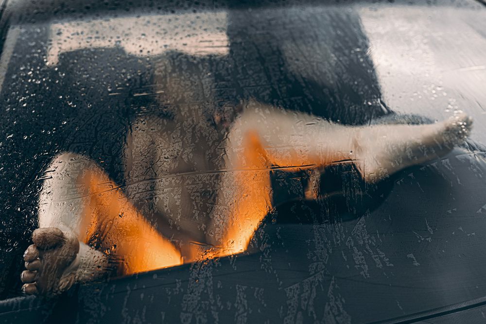 Девушка в авто во время дождя