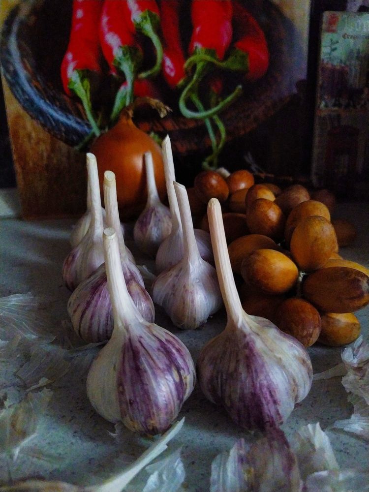 чеснок на кухонном столе