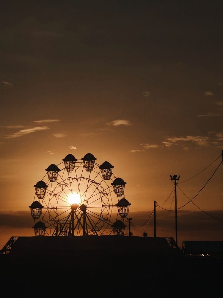 The Golden Hour of Ferris Wheel