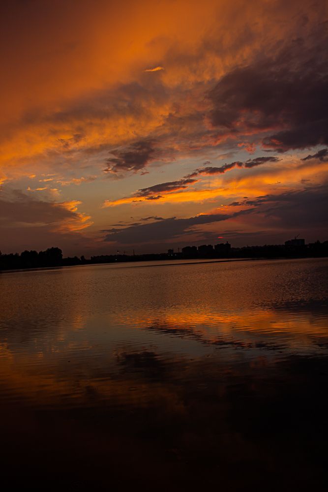 Закат на озере