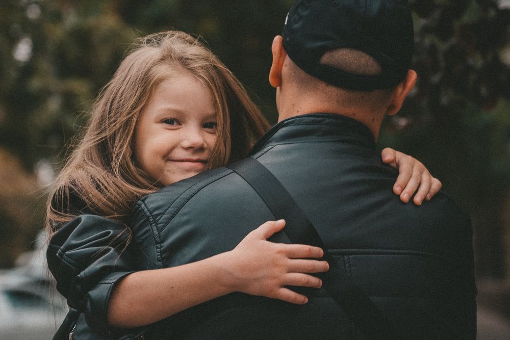 За папиной спиной