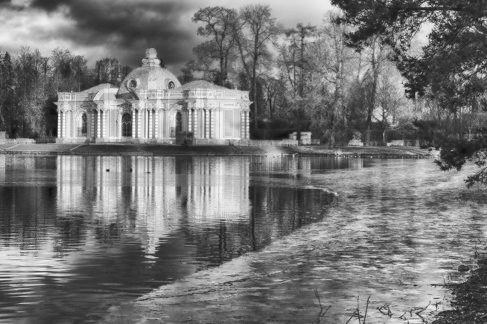 Павильон Грот поздней осенью