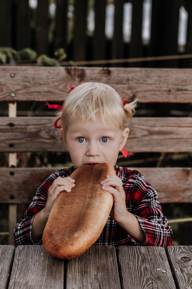 Девочка с батоном