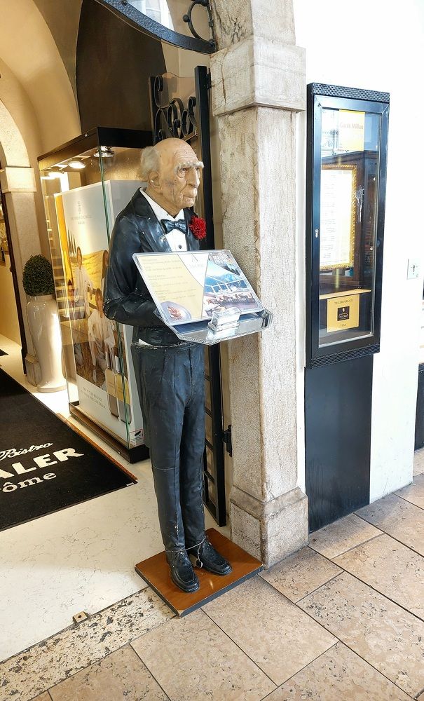 Официант-манекен на работе.