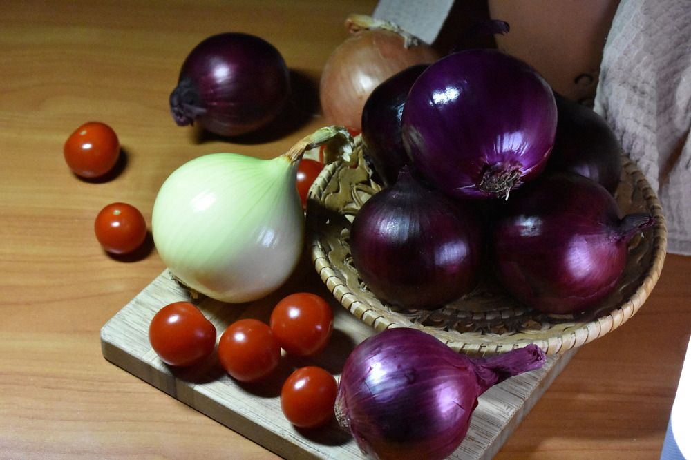 Красный лук и помидоры черри