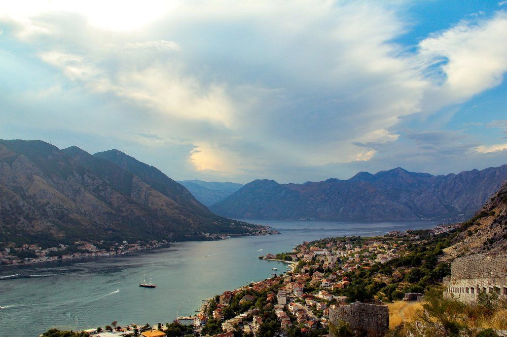 В окружении гор