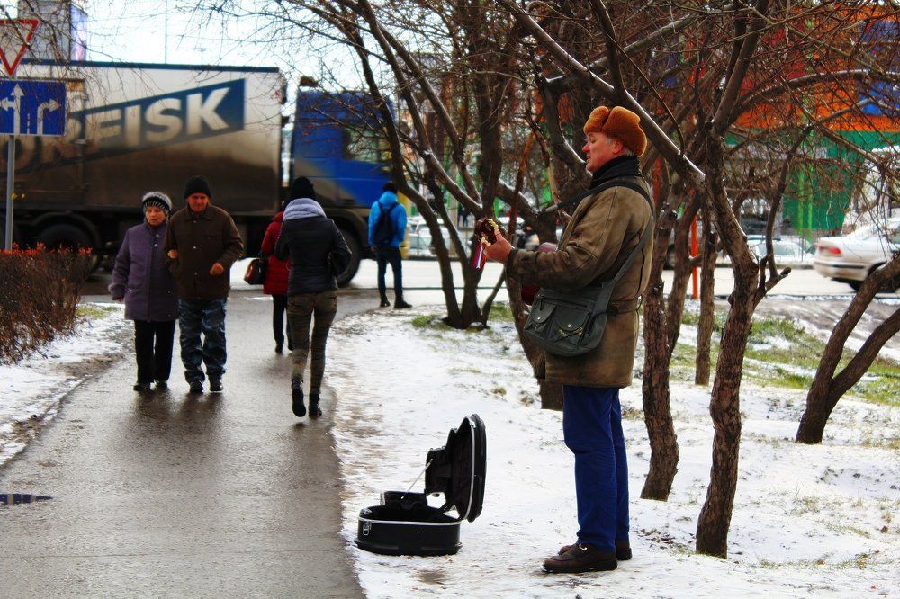 Музыкант на улицах города.