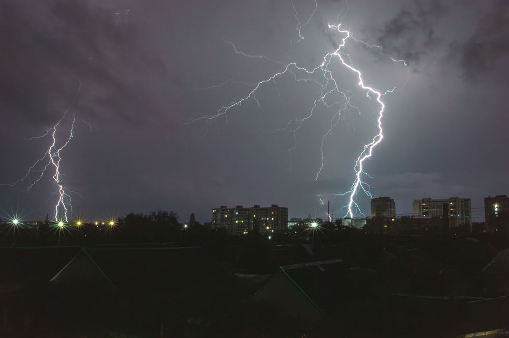 Lightning pierces USSR, beckoning future.