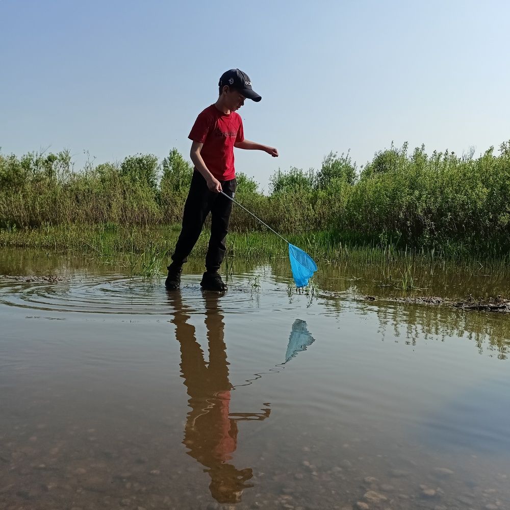 Мальчик, идущий по воде