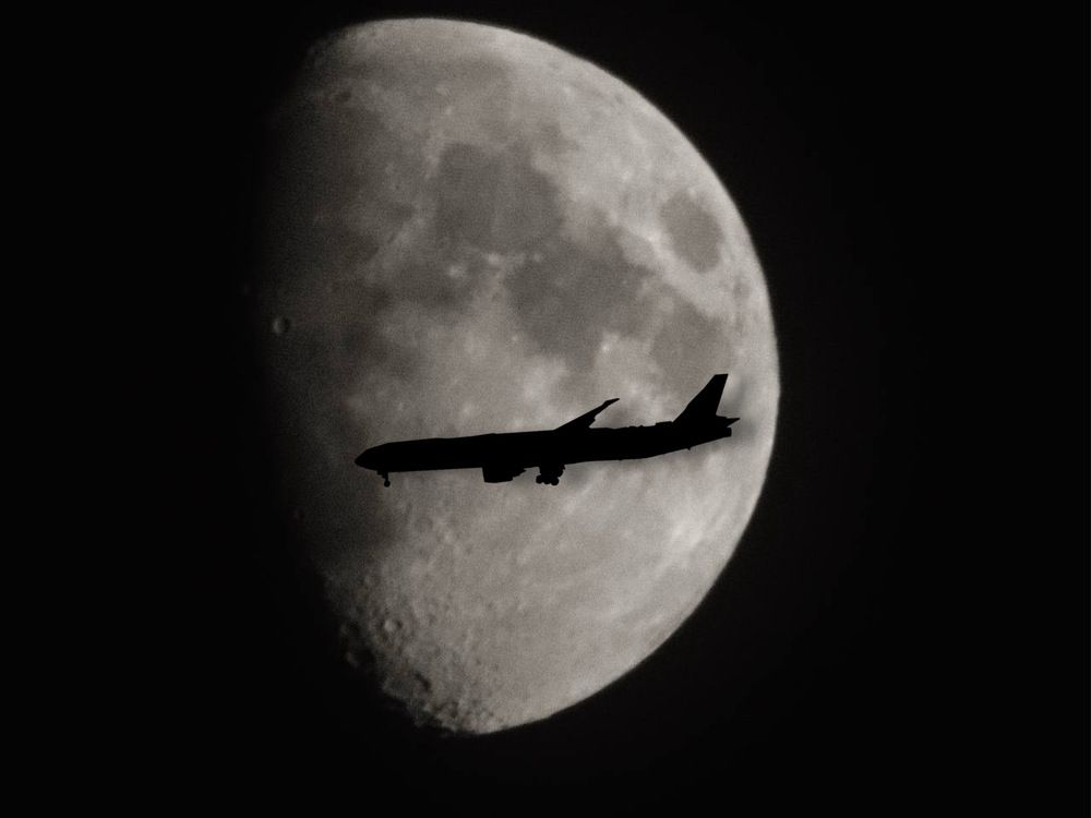 На фоне луны