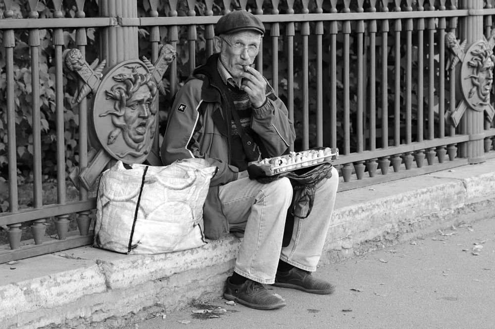 Продавец свистулек