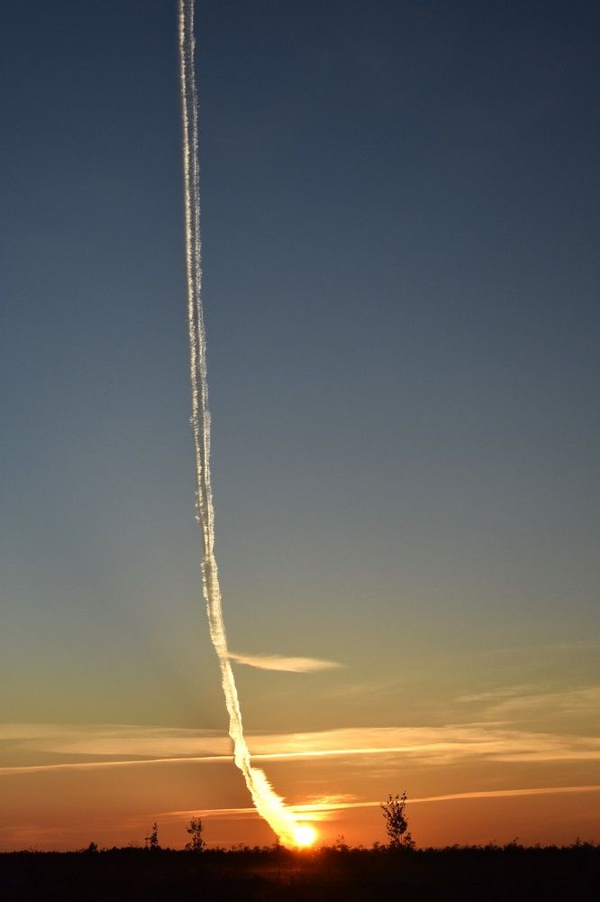 След самолета