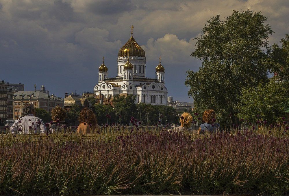 Любуясь видом на храм