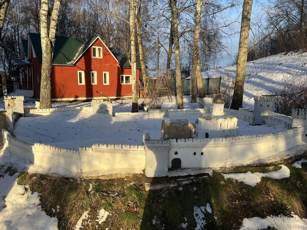 Миниатюра и красный дом