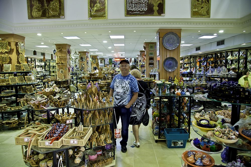 В магазине подарков.