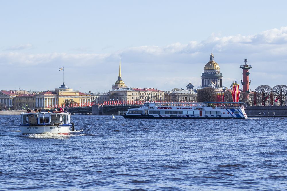 Прогулочные катера на Неве