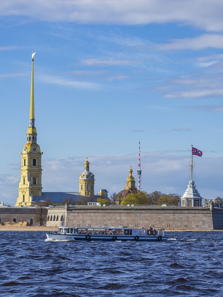 Прогулочный катер на Неве