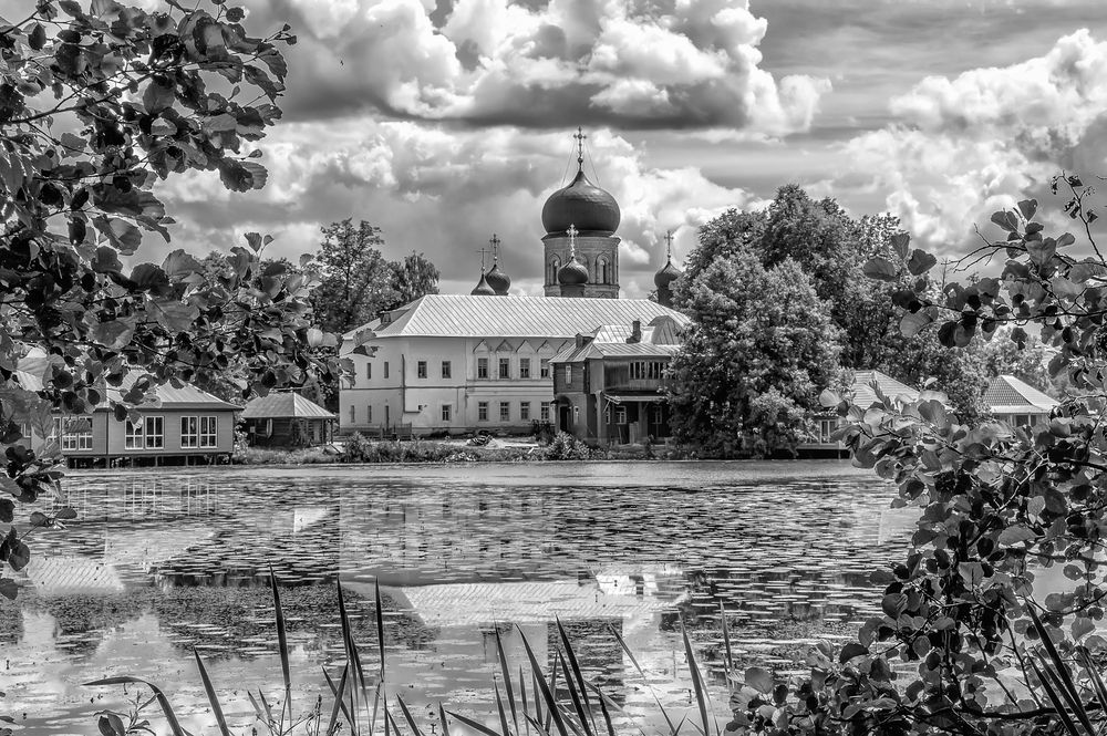 Свято-Введенский Островной монастырь