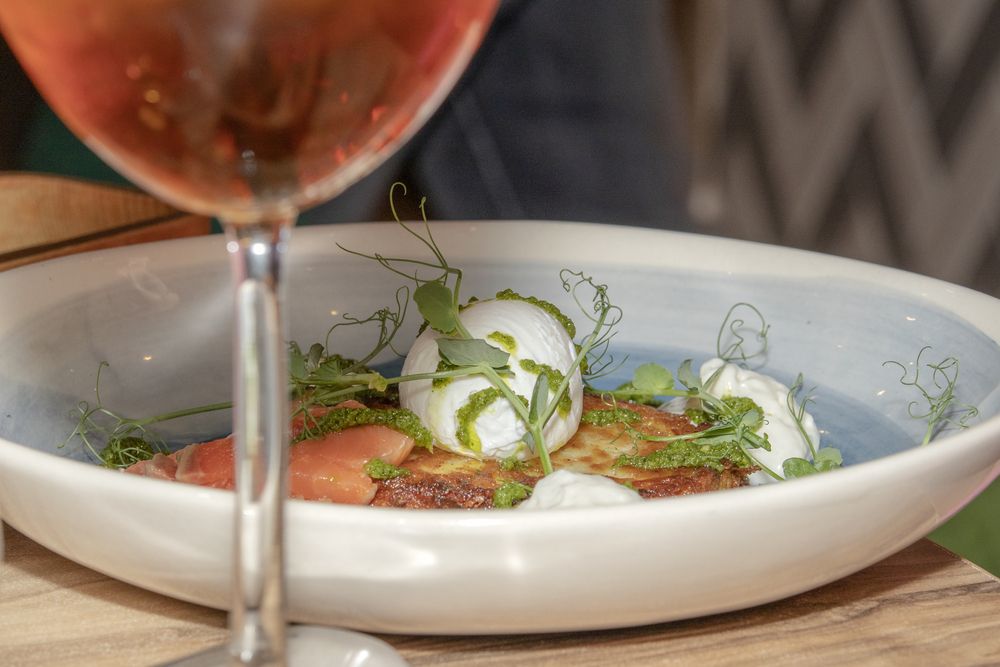 Блюдо с яйцом пашот