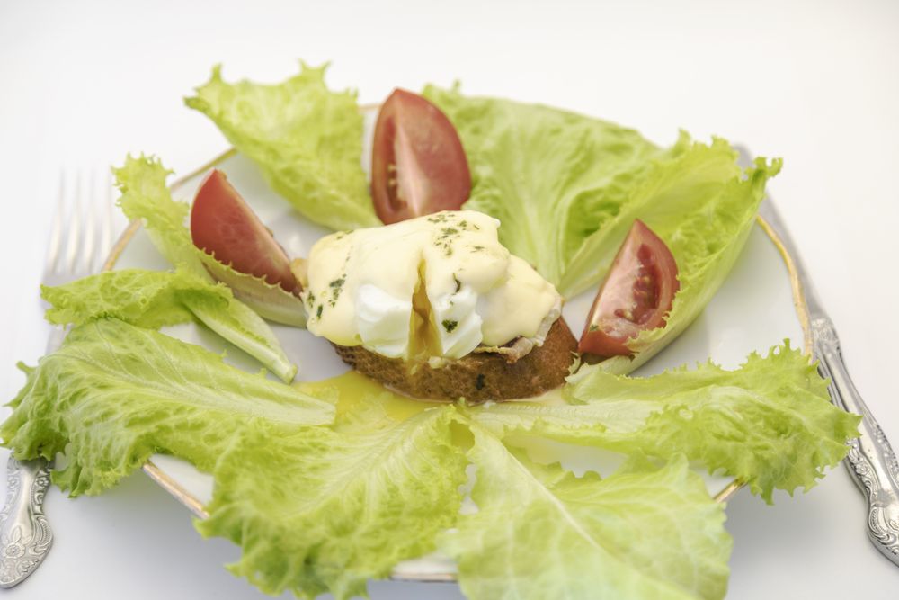 Крок с беконом, яйцом пашот и голландским соусом