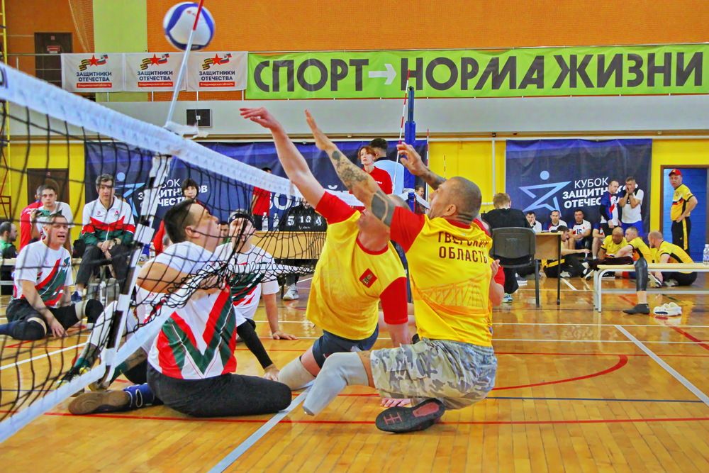 В борьбе за мяч.