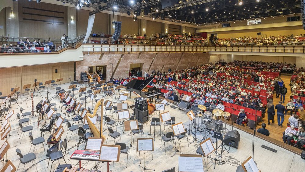 Перед представлением: сцена и зал