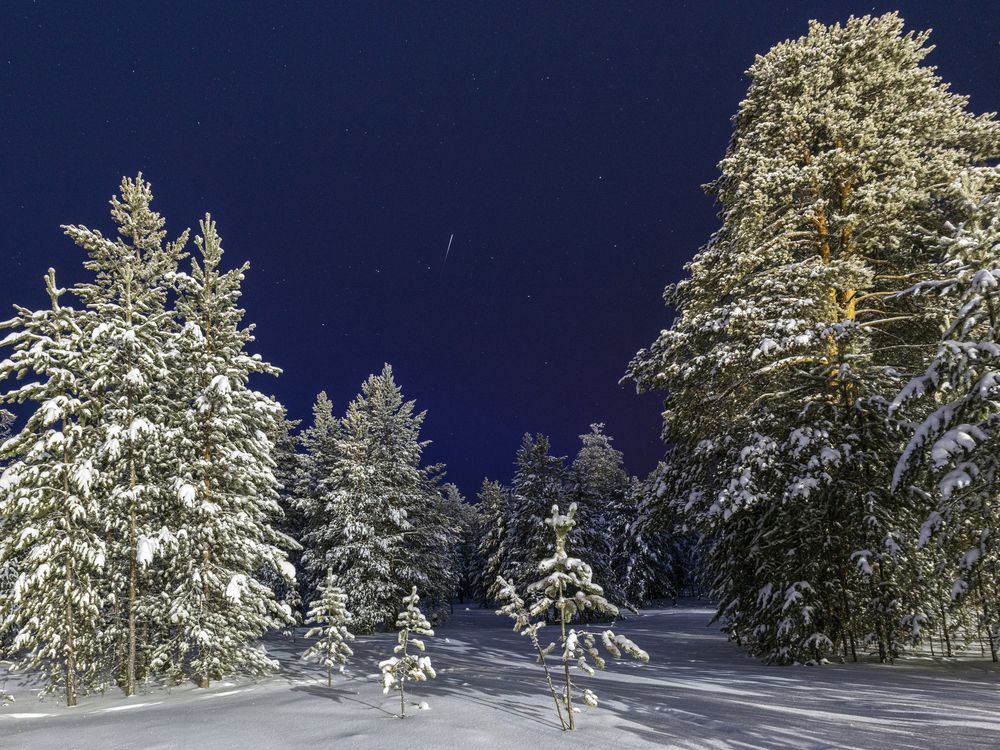 Светлая черточка метеора на вечернем небе