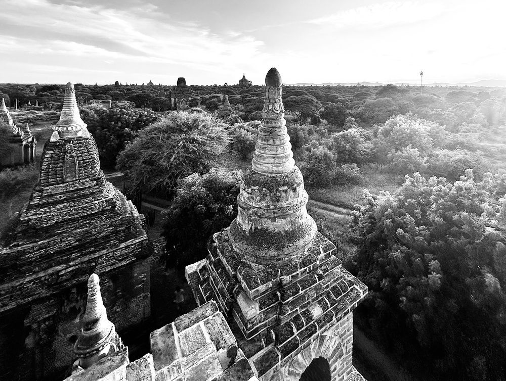 Вид на Баган с крыши храма