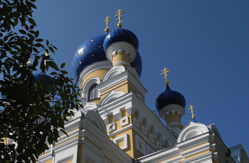 И плывут в небесах купола и кресты...